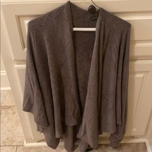 Stay warm and cozy in this barefoot dreams wrap!